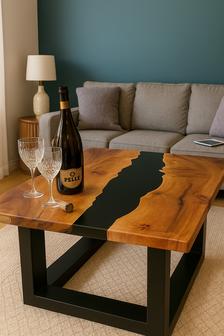 Salontafel met epoxy en stalen poten 