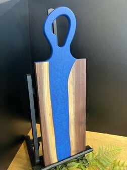 Tapasplank Notenhout met epoxy Blauw