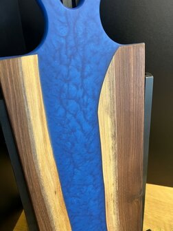 Tapasplank Notenhout met epoxy Blauw