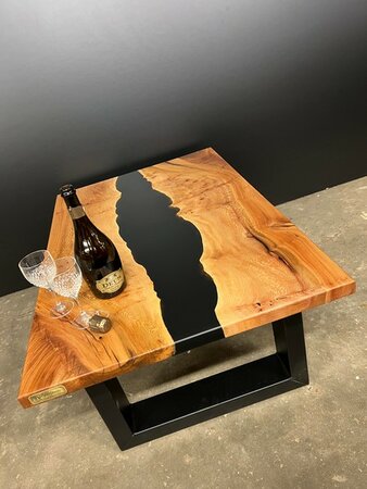 Salontafel met epoxy en stalen poten 