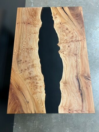 Salontafel met epoxy en stalen poten 