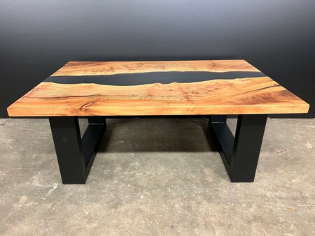 Salontafel met epoxy en stalen poten 