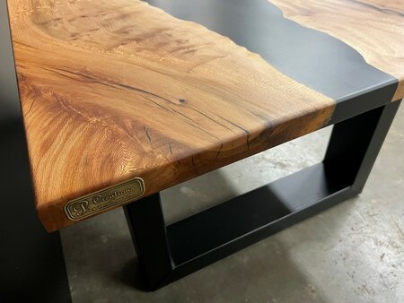 Salontafel met epoxy en stalen poten 