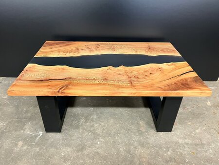 Salontafel met epoxy en stalen poten 