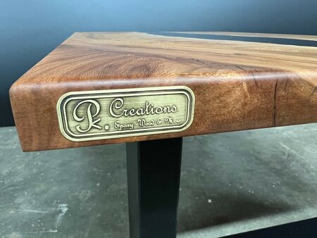 Salontafel met epoxy en stalen poten 