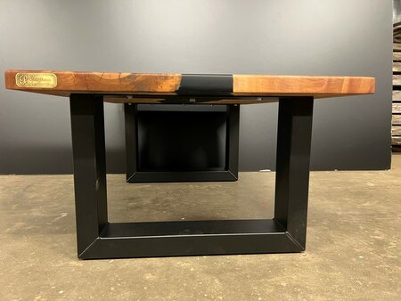 Salontafel met epoxy en stalen poten 