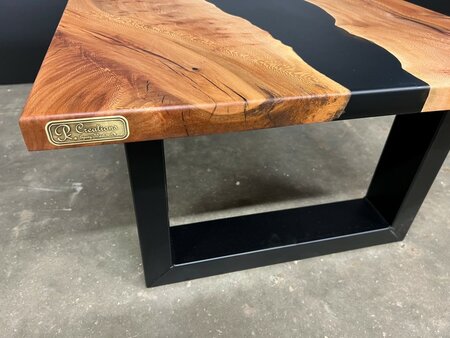 Salontafel met epoxy en stalen poten 