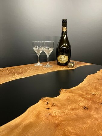 Salontafel met epoxy en stalen poten 