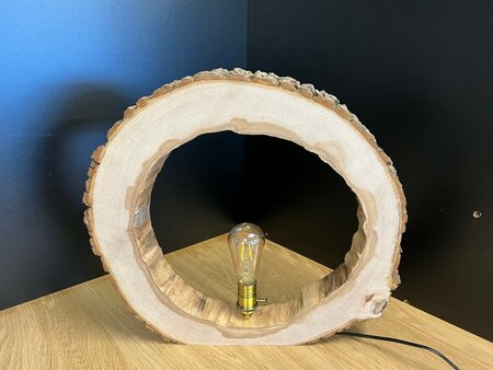 Tafellamp in uitgeholde Iep boomschijf met natuurlijk messing lamphouder