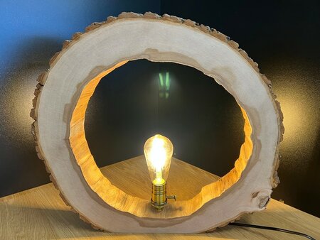 Tafellamp in uitgeholde Iep boomschijf met natuurlijk messing lamphouder