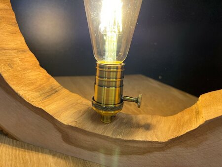 Tafellamp in uitgeholde Iep boomschijf met natuurlijk messing lamphouder