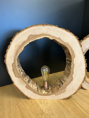 Tafellamp in uitgeholde Iep boomschijf met rosee messing lamphouder 