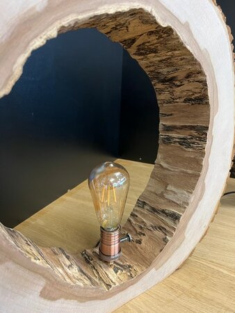 Tafellamp in uitgeholde Iep boomschijf met rosee messing lamphouder 