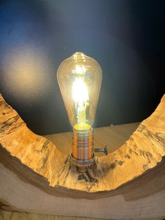Tafellamp in uitgeholde Iep boomschijf met rosee messing lamphouder 