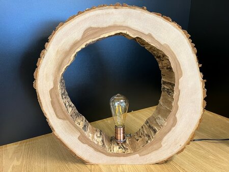 Tafellamp in uitgeholde Iep boomschijf met rosee messing lamphouder 