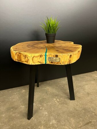 Bijzettafel in robinia met epoxy Metallic blauw