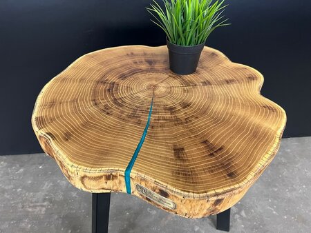 Bijzettafel in robinia met epoxy Metallic blauw