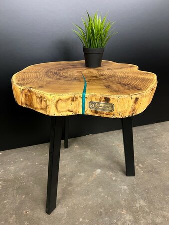 Bijzettafel in robinia met epoxy Metallic blauw
