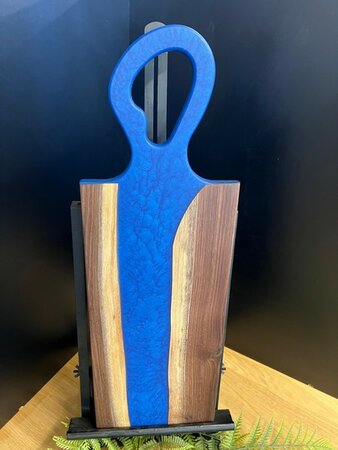 Tapasplank Notenhout met epoxy Blauw