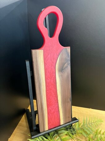 Tapasplank Notenhout met epoxy Rood