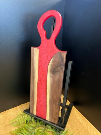 Tapasplank Notenhout met epoxy Rood