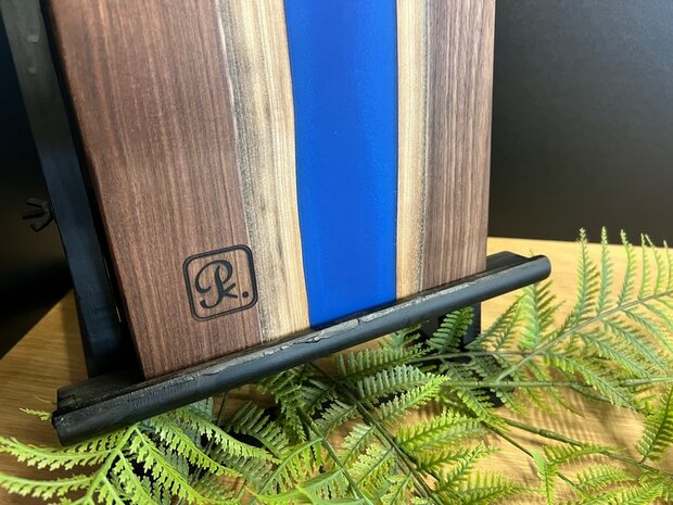 Tapasplank Notenhout met epoxy Blauw