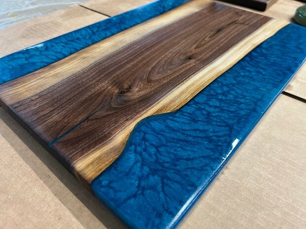 Tapasplank Notenhout met epoxy Blauw