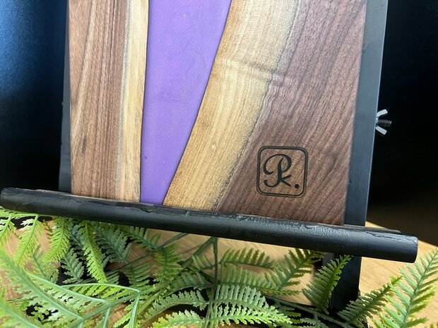 Tapasplank Notenhout met epoxy Paars