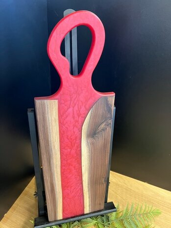 Tapasplank Notenhout met epoxy Rood