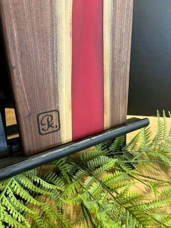 Tapasplank Notenhout met epoxy Rood