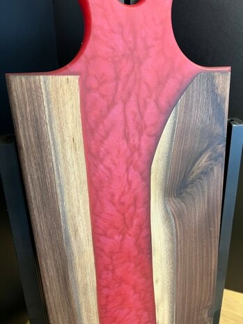 Tapasplank Notenhout met epoxy Rood