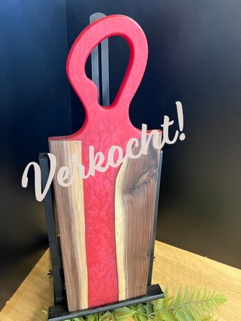 Tapasplank Notenhout met epoxy Rood