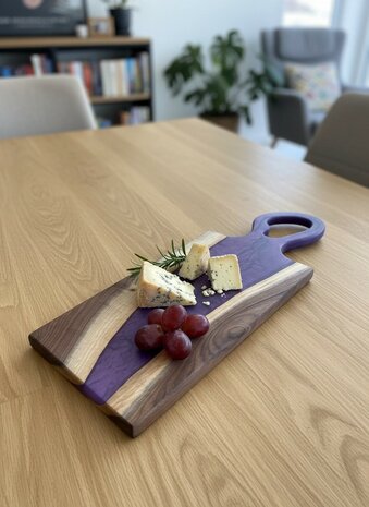 Tapasplank Notenhout met epoxy Paars